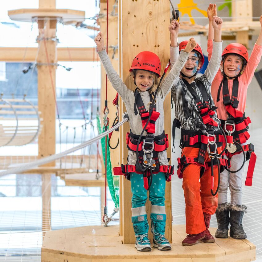 Mädchen auf dem Kletterparkur