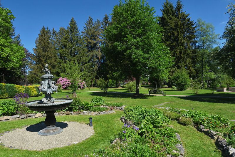 Privatpark mit historischem Brunnen