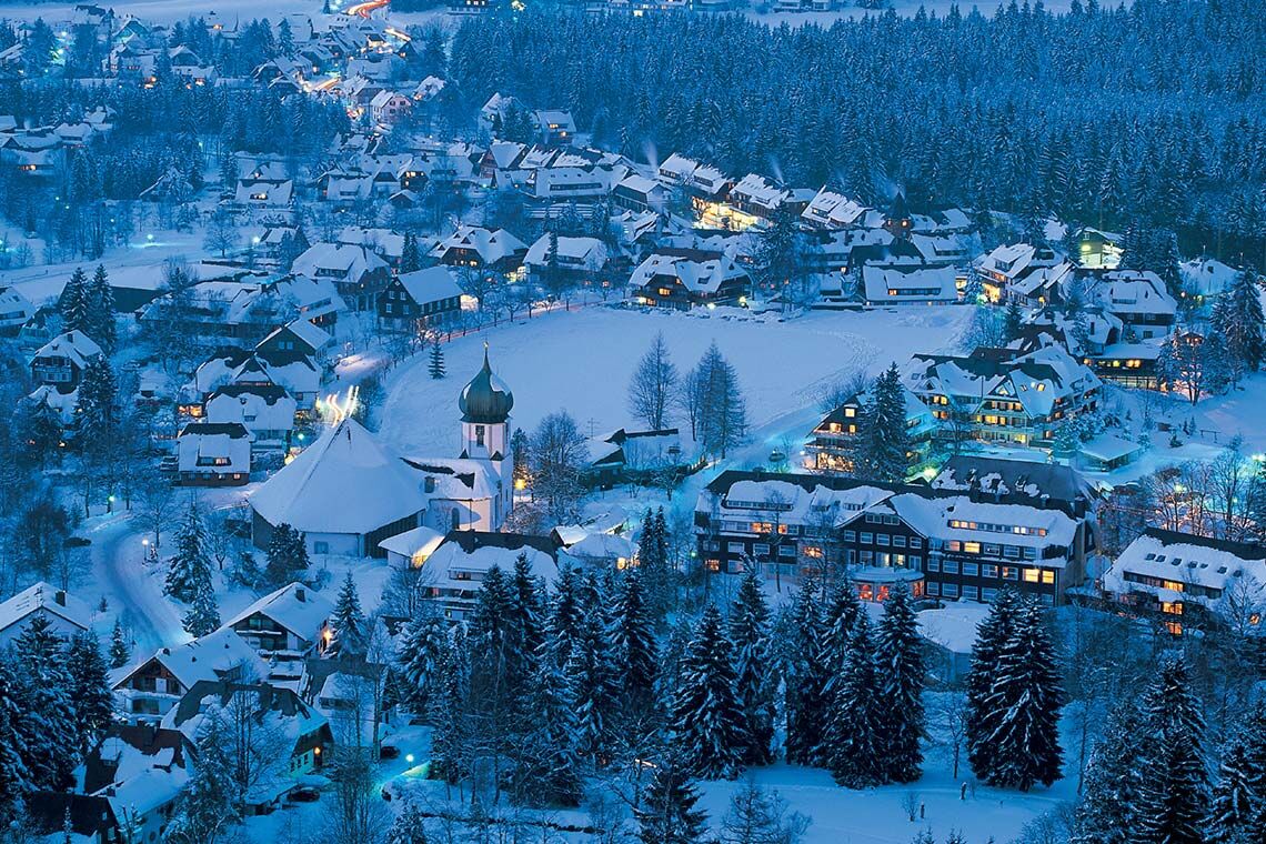 Parkhotel Adler Blick auf Hinterzarten im Winter