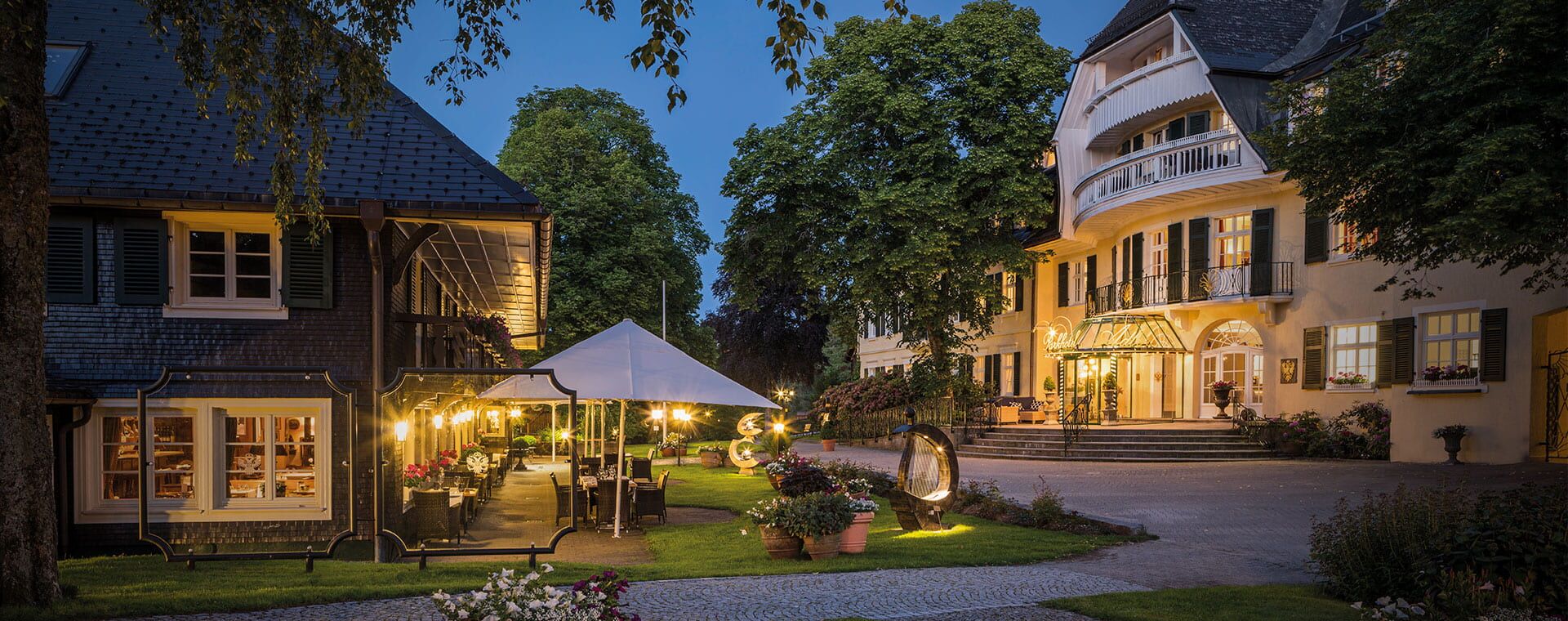 Außenansicht Schwarzwaldhaus 1639 und Haupthaus 1890 bei Nacht