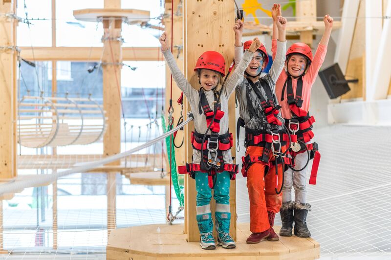 Mädchen auf dem Kletterparkur