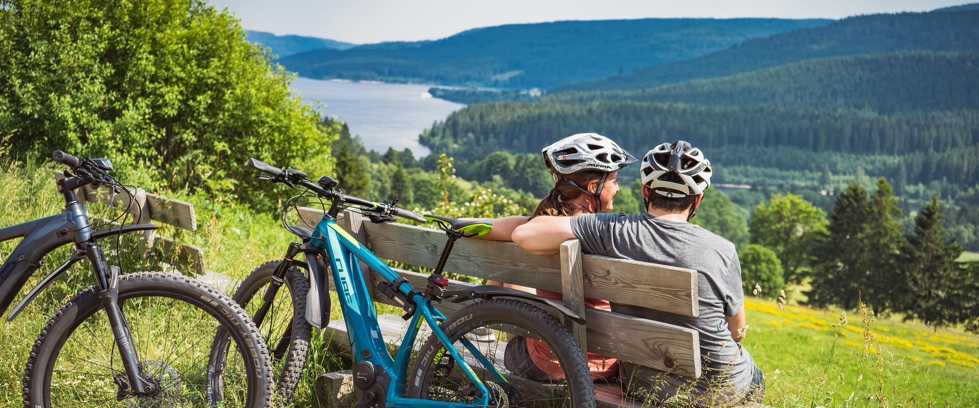 Mountainbiker mit E-Mountainbikes mit Blick auf den Schluchsee