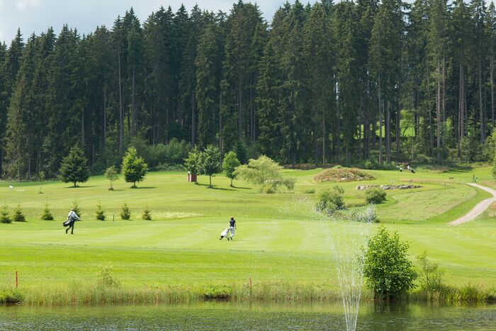 Golfen im 18-Loch-Golfplatz