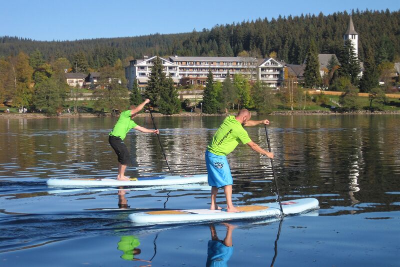 Zwei Männer beim Stand-up-Paddling auf dem Titisee